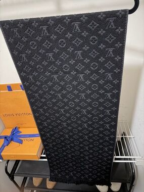 Louis Vuitton Monogram Lightweight Wool Scarf – Black/grey  – Retail $650